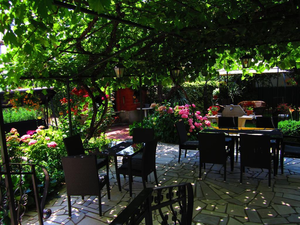 Pension Lale Pestani Exterior photo